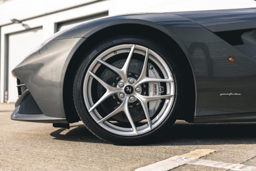 Детали экстерьера Ferrari F12berlinetta 2014 года  (UK) (фото 195 из 276)